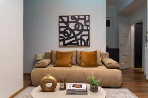 Chic Central 1BR Retreat Near New York Cafe with View